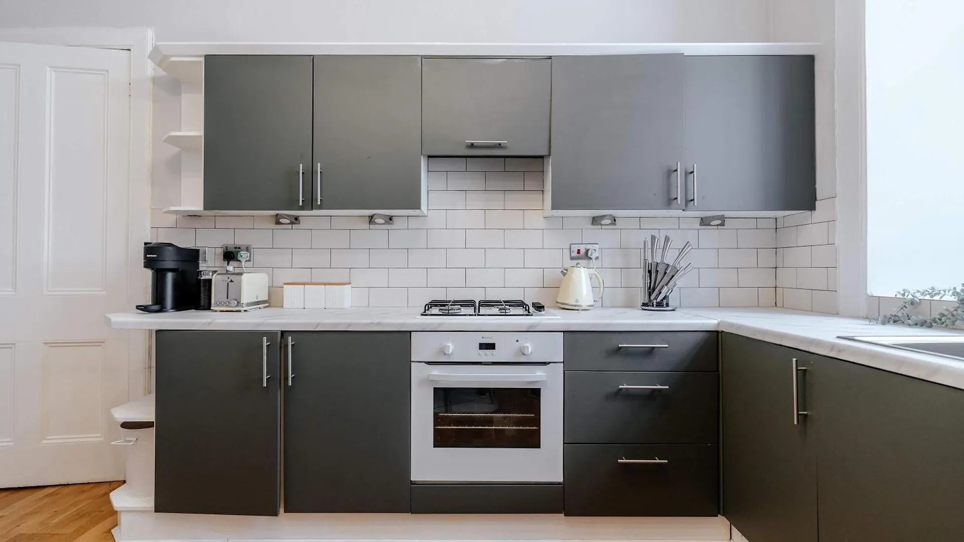 אדינבורו Elegant 2Br Apartment On Leven St 0*,  בריטניה
