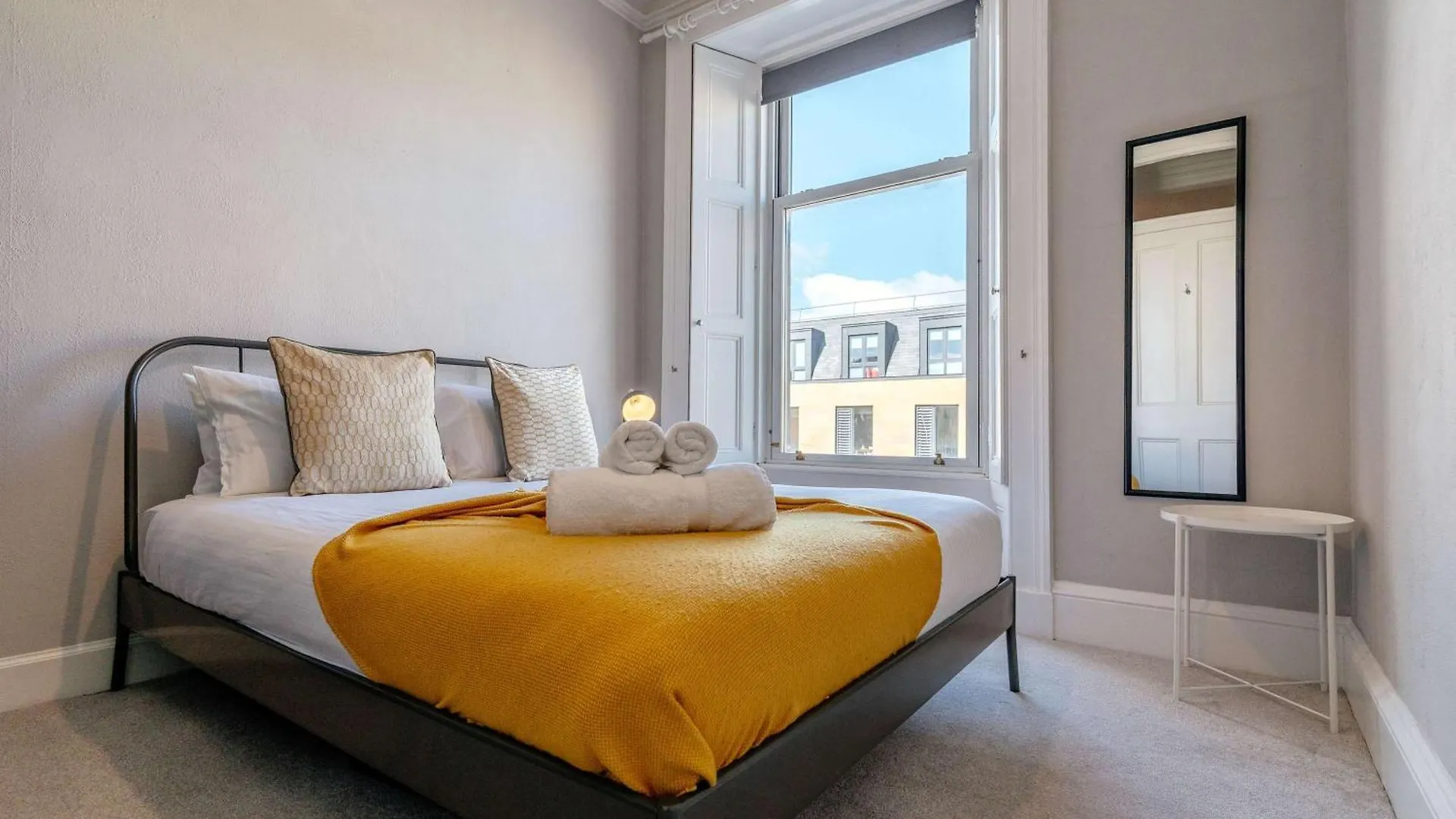 אדינבורו Elegant 2Br Apartment On Leven St